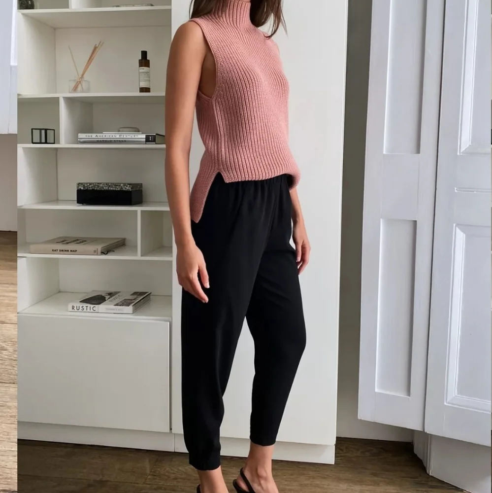 Aritzia Black Cropped Ankle Pants - Picture 4 of 12